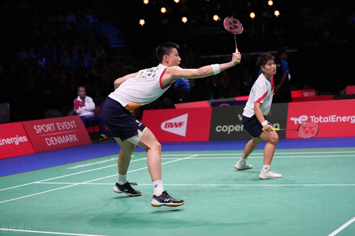 包含法国羽毛球队轻取中国羽毛球队，辛杜高光表现的词条