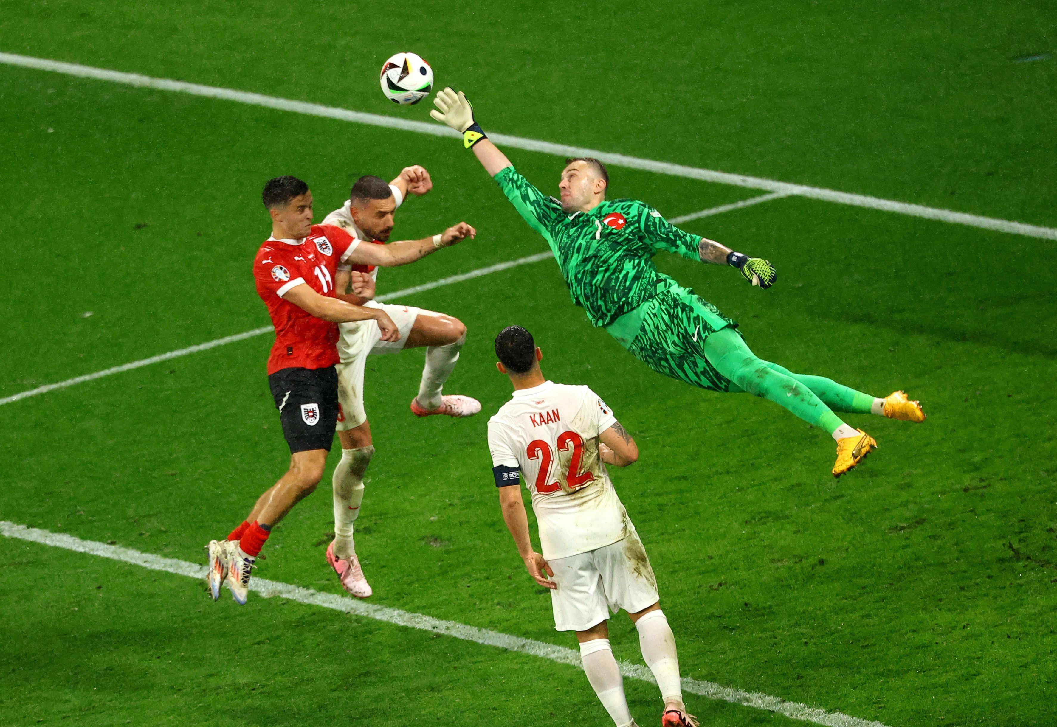 足球赛事呈现激动人心的场面