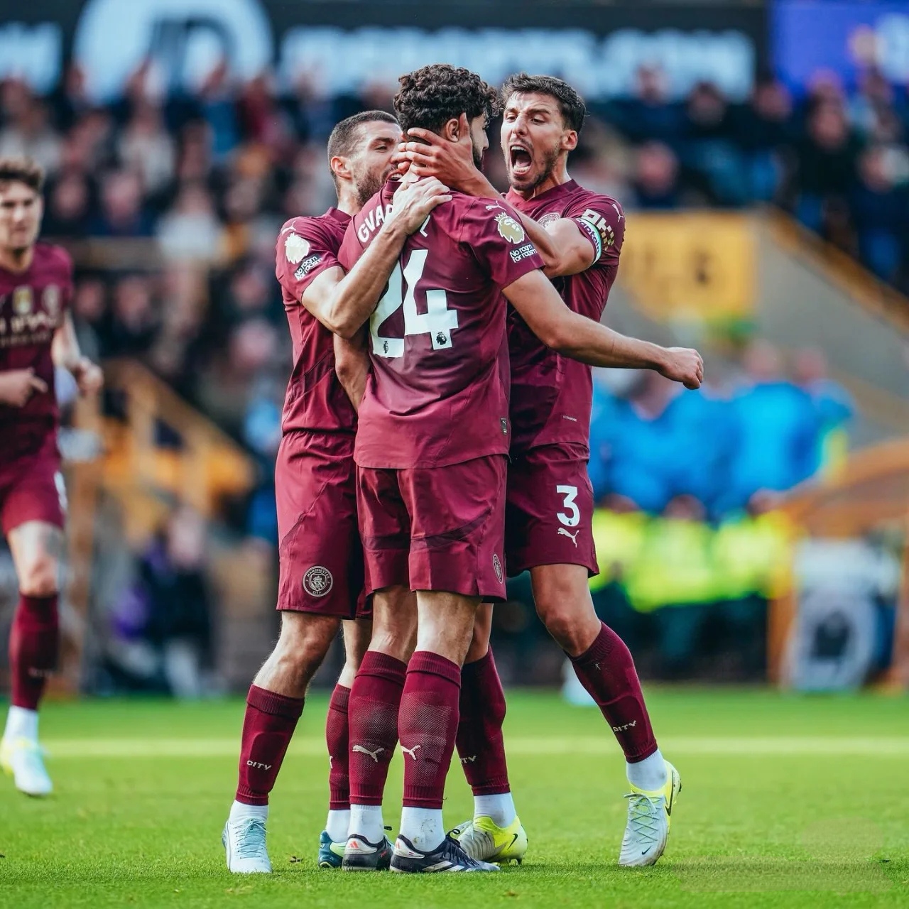 包含曼城后卫防守坚如磐石，助球队守住英超联赛第二位的词条