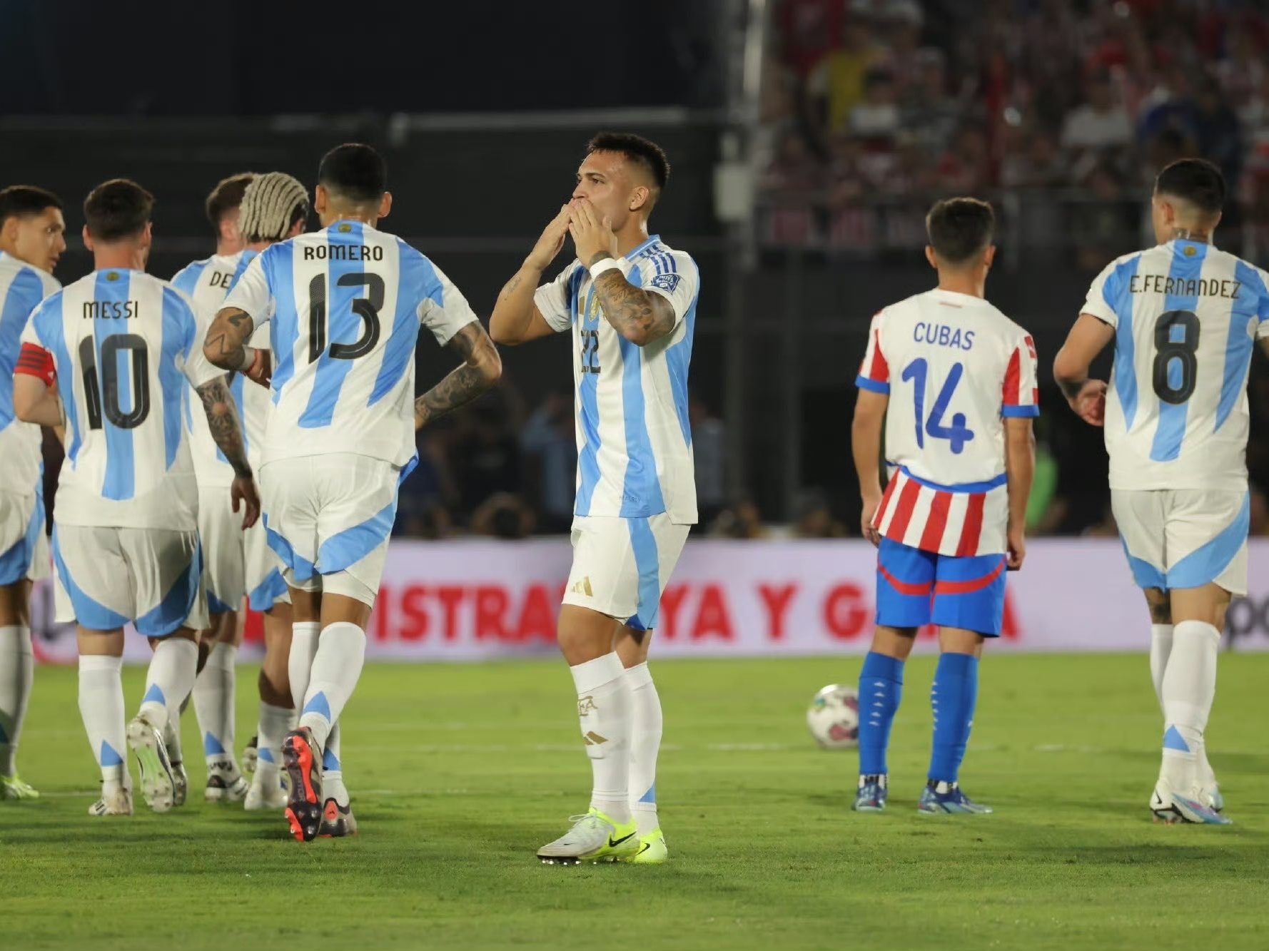 阿根廷前锋火线加盟巴萨，引发球迷热议