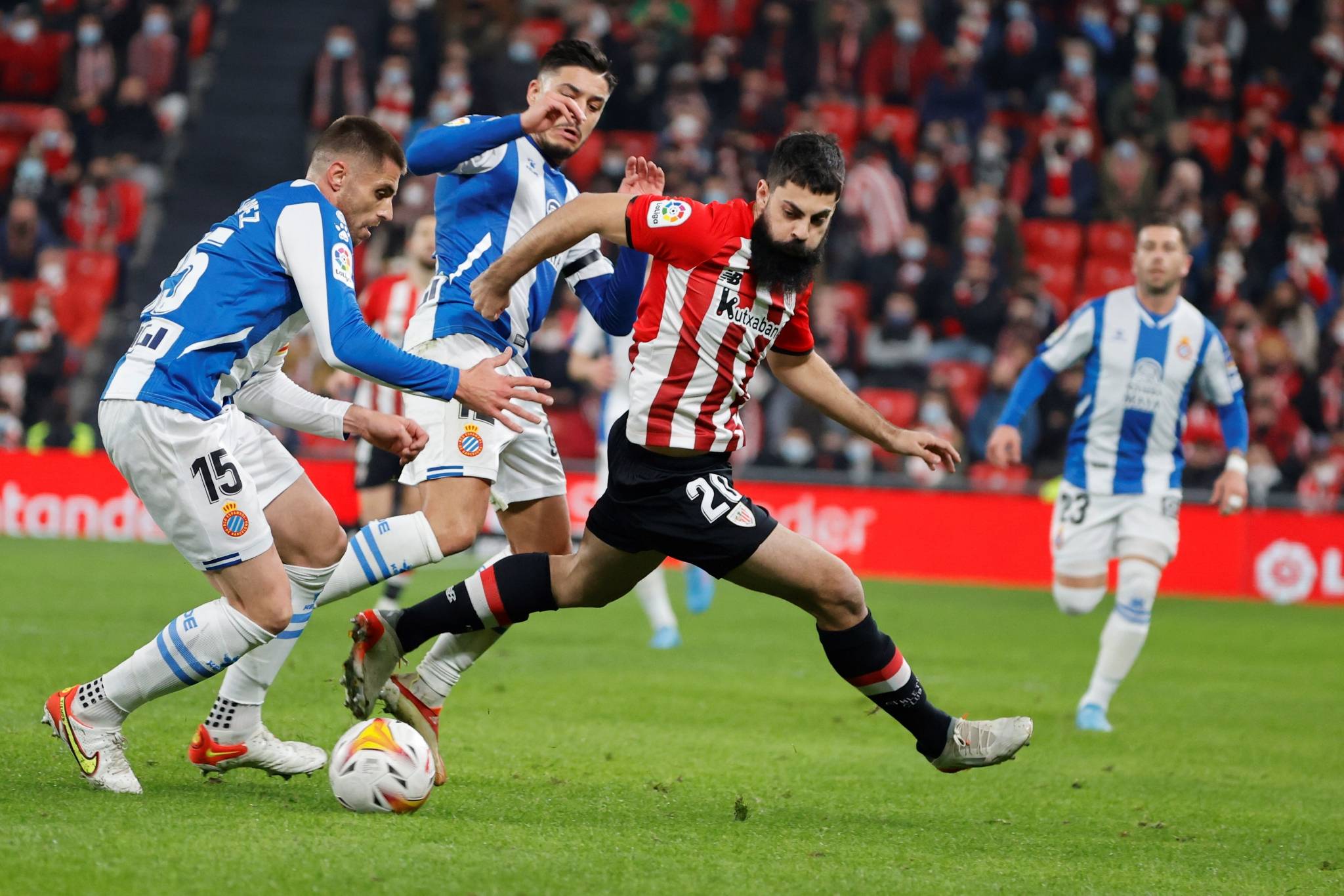 足球赛事竞技激烈，谁将夺取胜利？