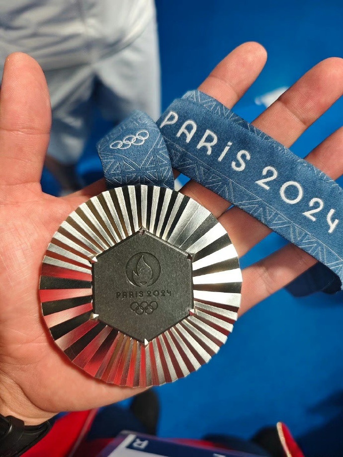 包含运动员突破瓶颈，喜获金牌殊荣的词条