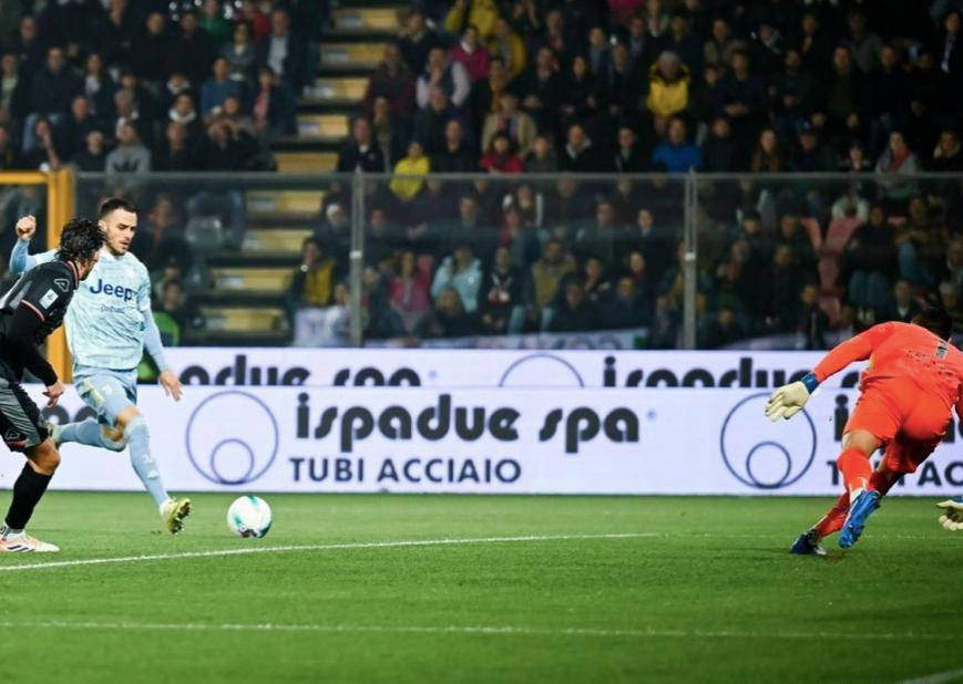 包含西班牙杯赛：皇家马德里大胜瓦伦西亚，晋级决赛的词条