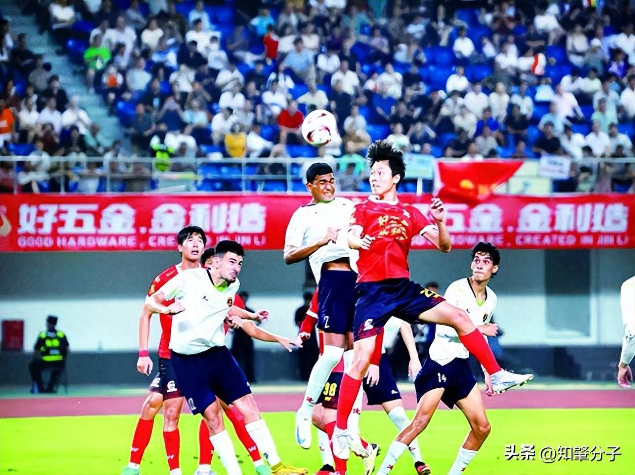 精彩纷呈！足球比赛赢得观众喝彩的简单介绍