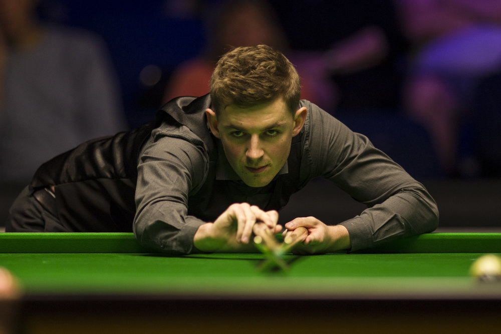 包含克罗托内客场战平萨索洛，努力保级的词条