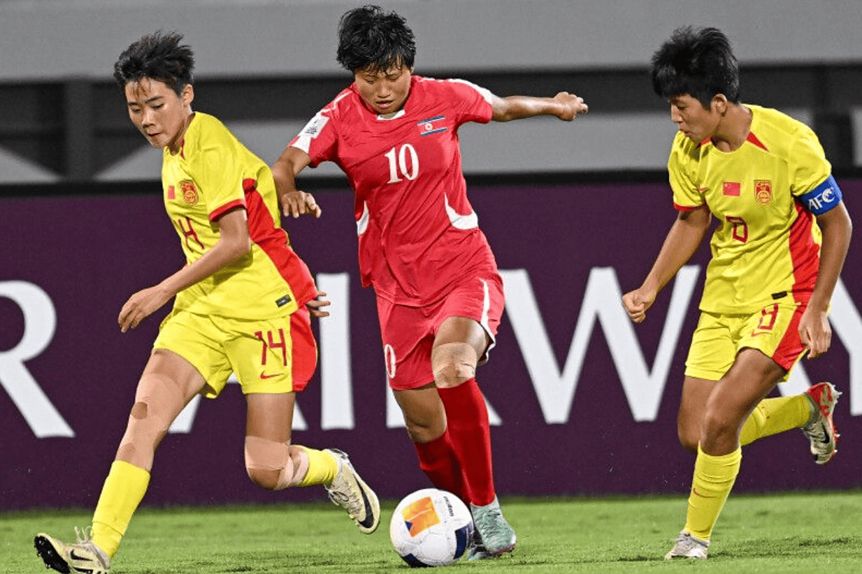 包含U-女足队以高水平表现击败对手的词条