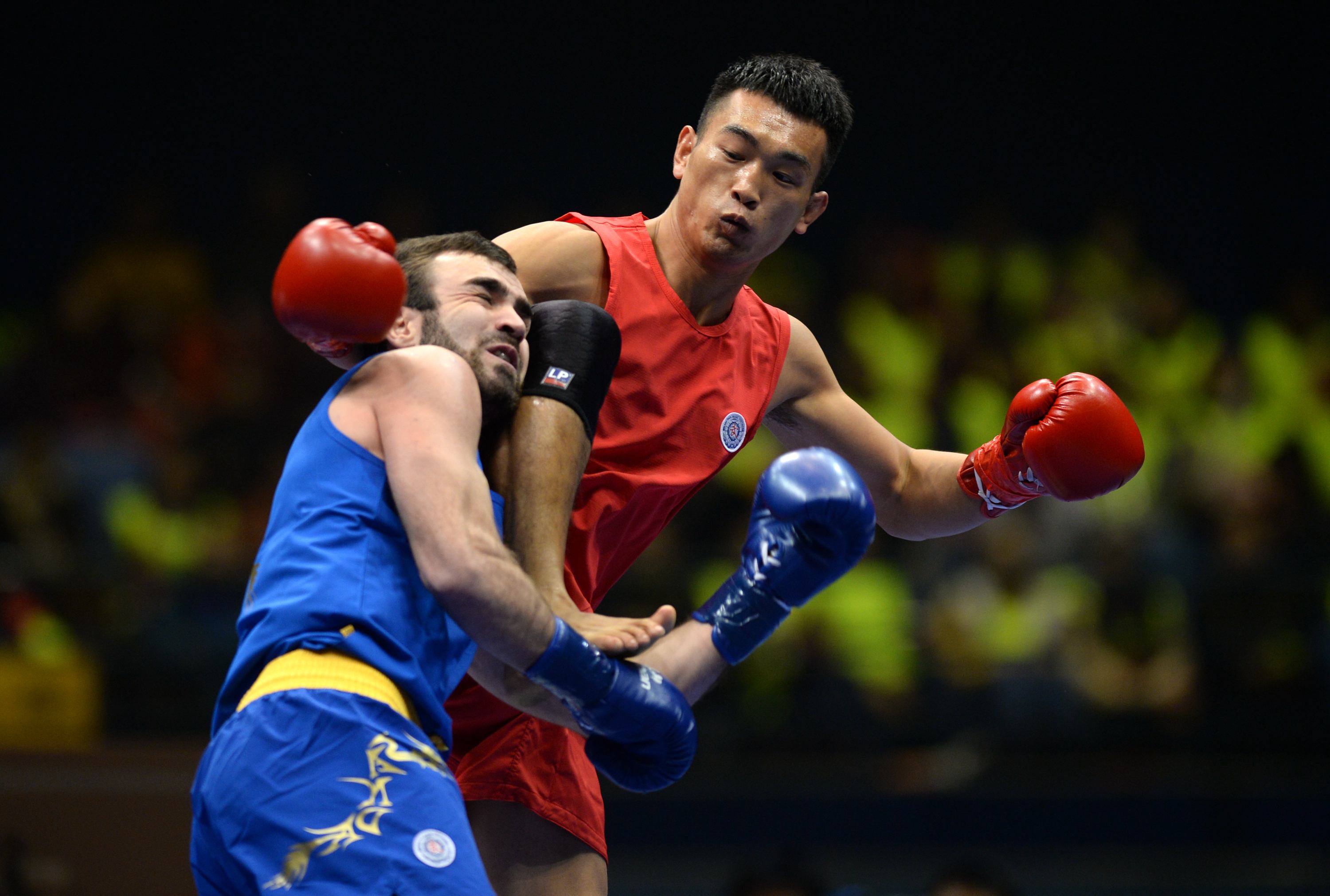 比赛现场充满了紧张氛围和挑战