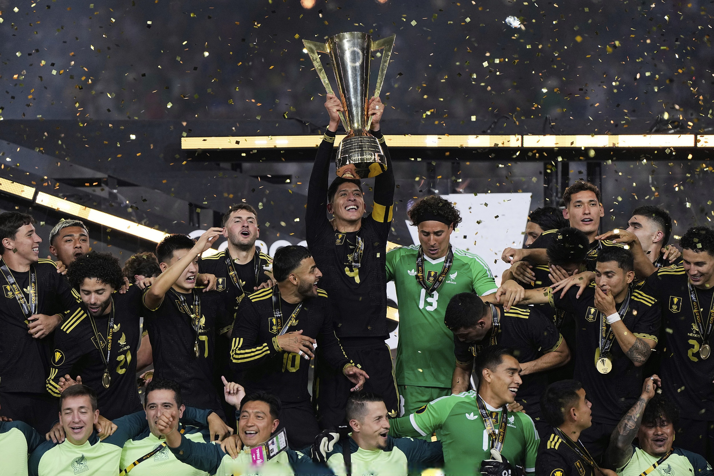 关于世界级教练助球队夺冠，备受瞩目的信息