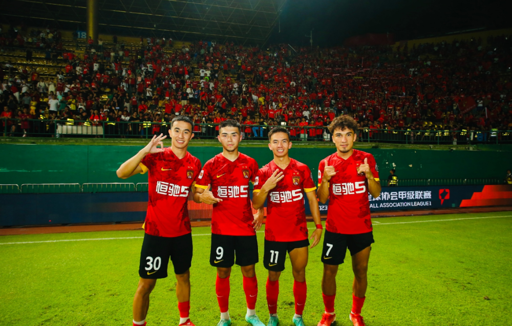 腾飞之路：西蒙斯率队连胜展现实力的简单介绍