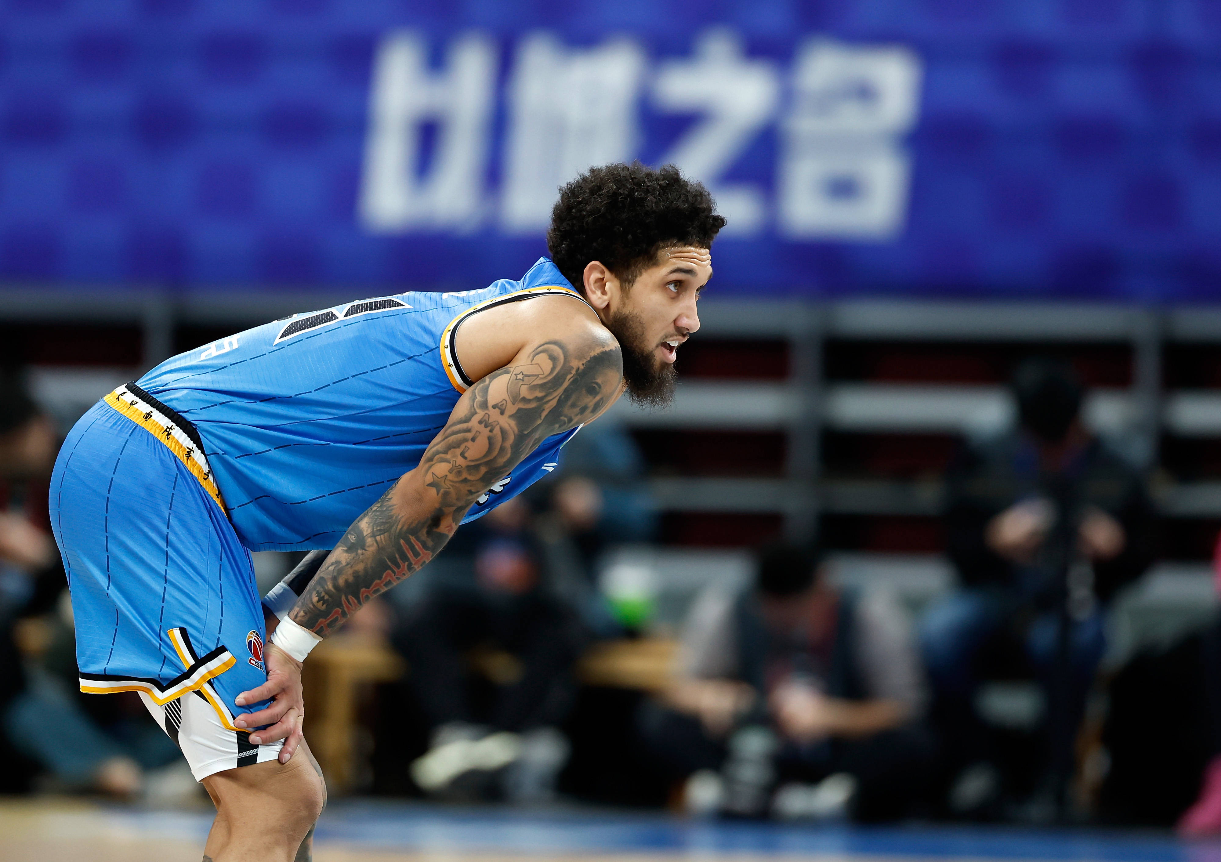 小牛队内球员连连得分，领先对手