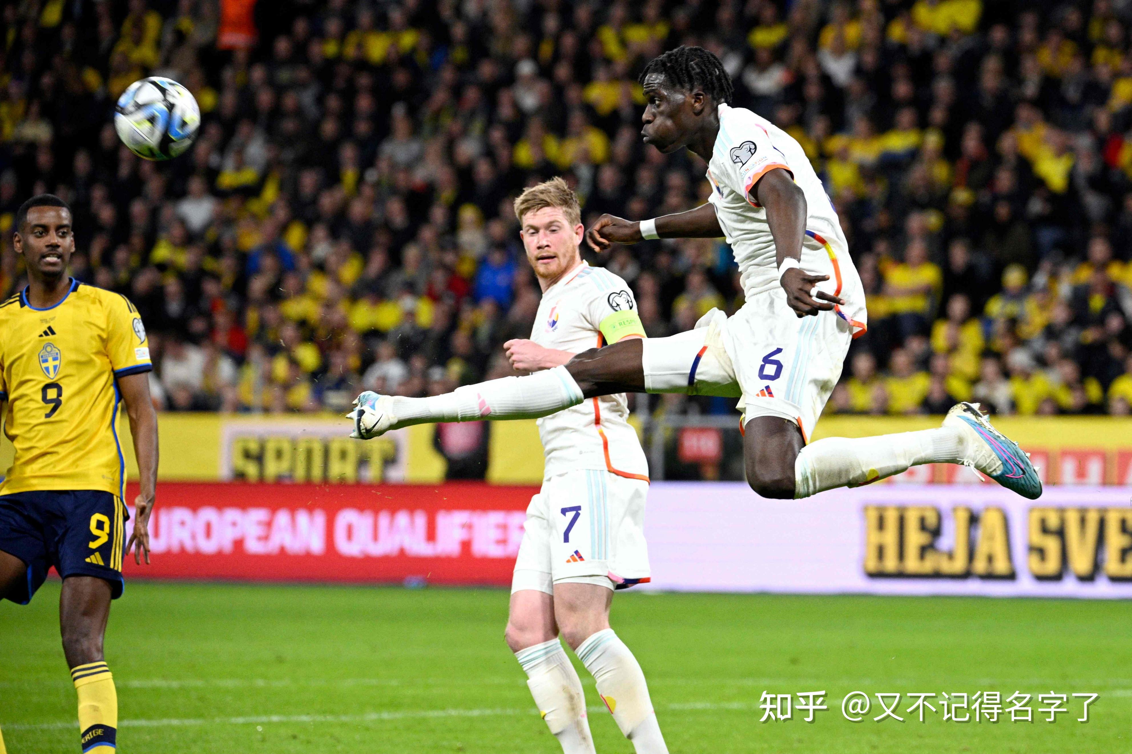 关于瑞典队险胜斯洛伐克队，赢得关键胜利的信息