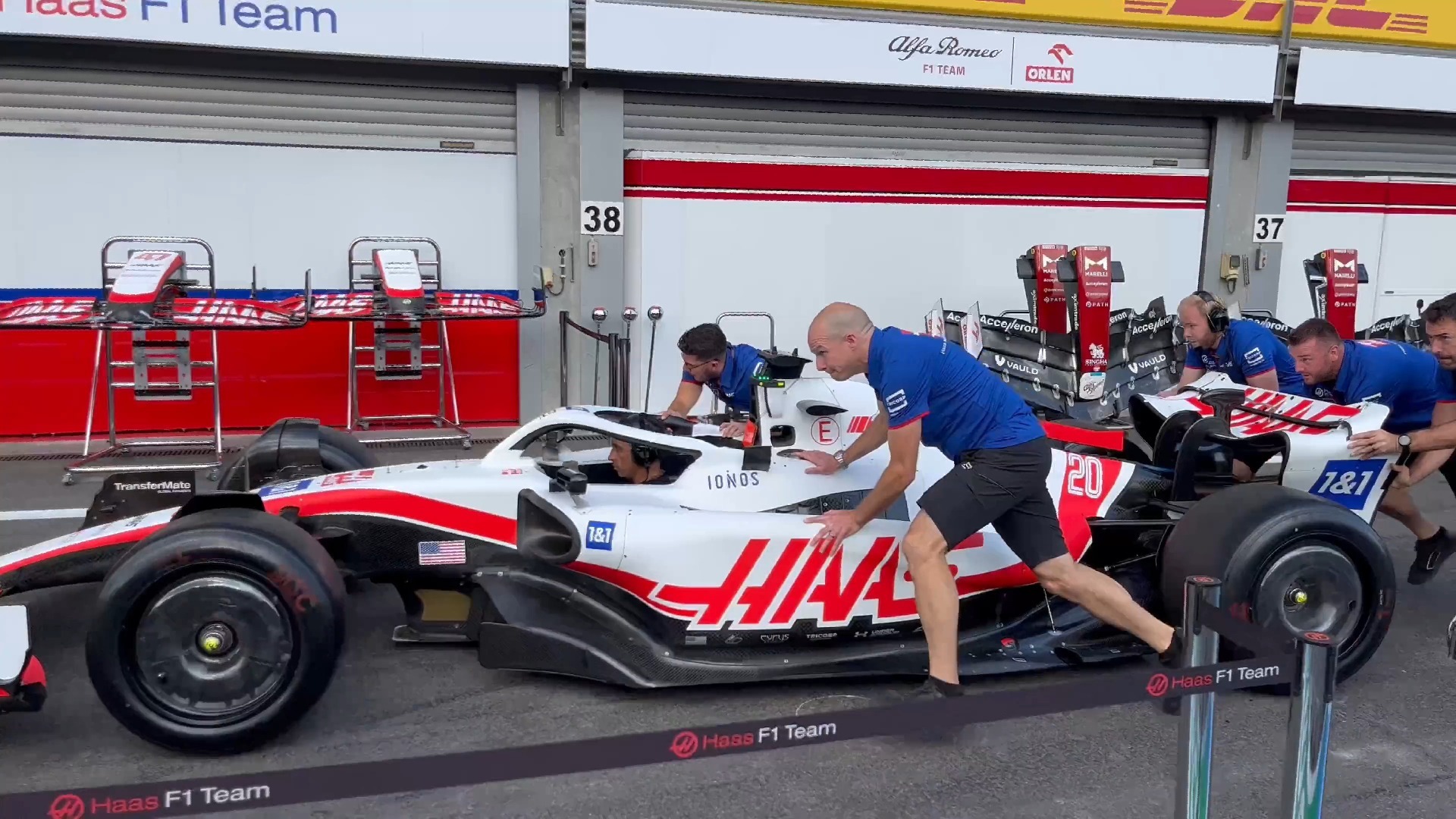 关于哈斯车队鏖战红牛二队，诺里斯高光表现的信息