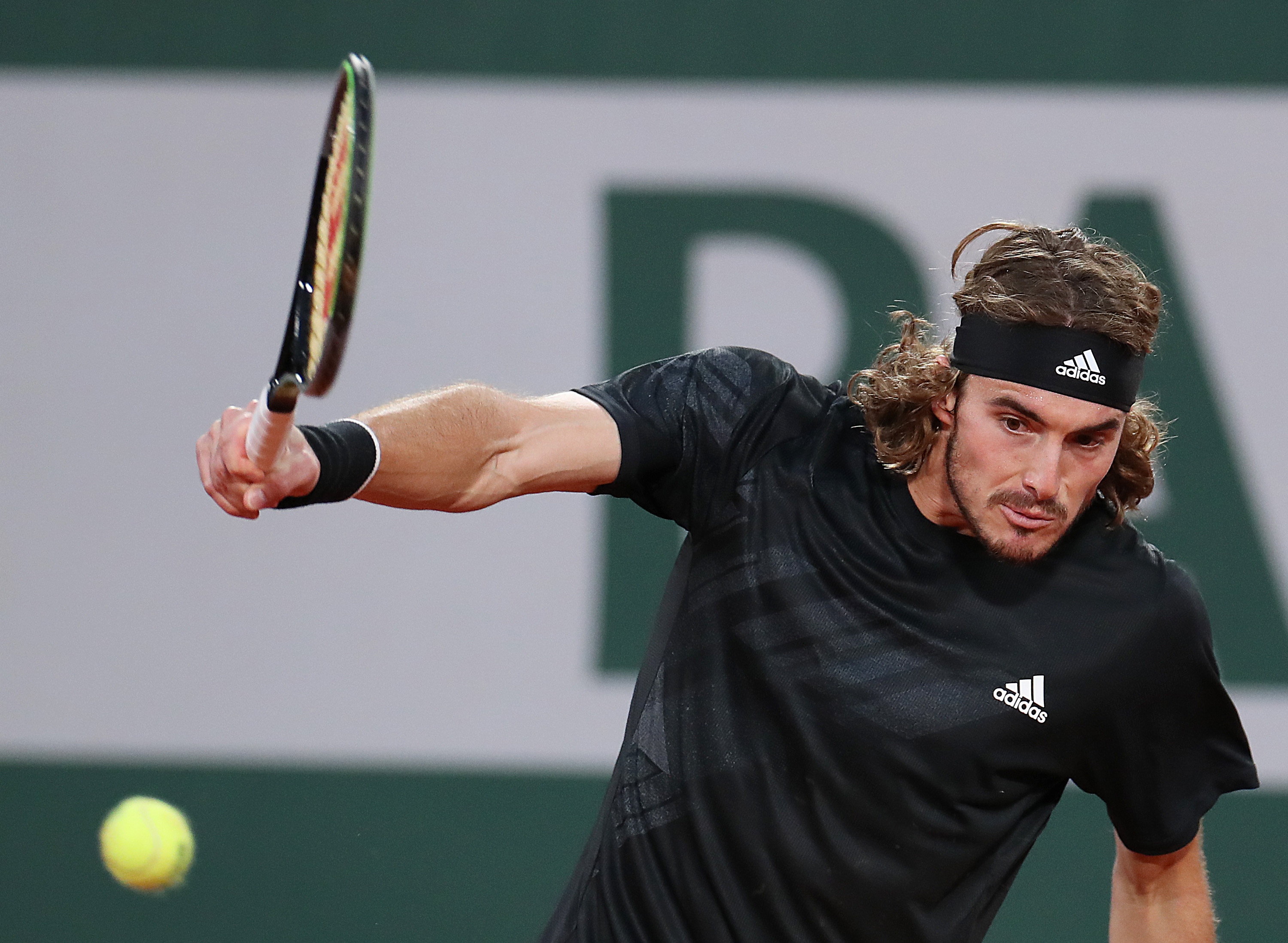 包含法国网球队爆冷西班牙网球队，西西帕斯高光表现的词条