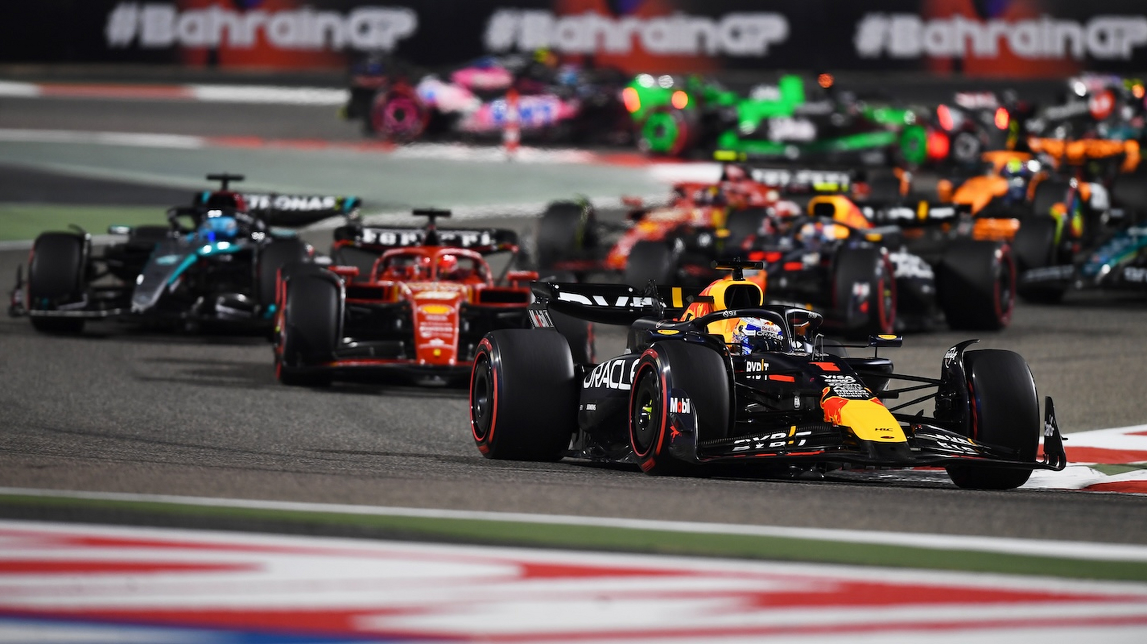 雷诺车队力克红牛二队，塞恩斯点燃赛场的简单介绍