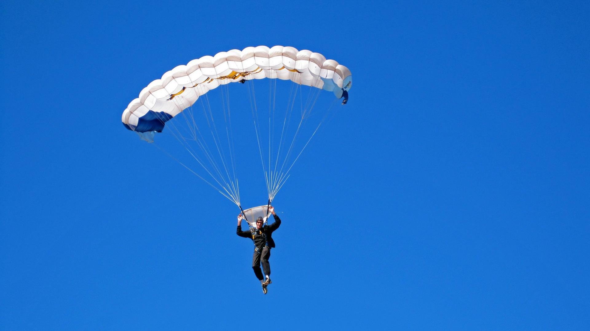 布伦森关键节点连续得分,深圳队踏平马刺,跨越时空的篮球启示
