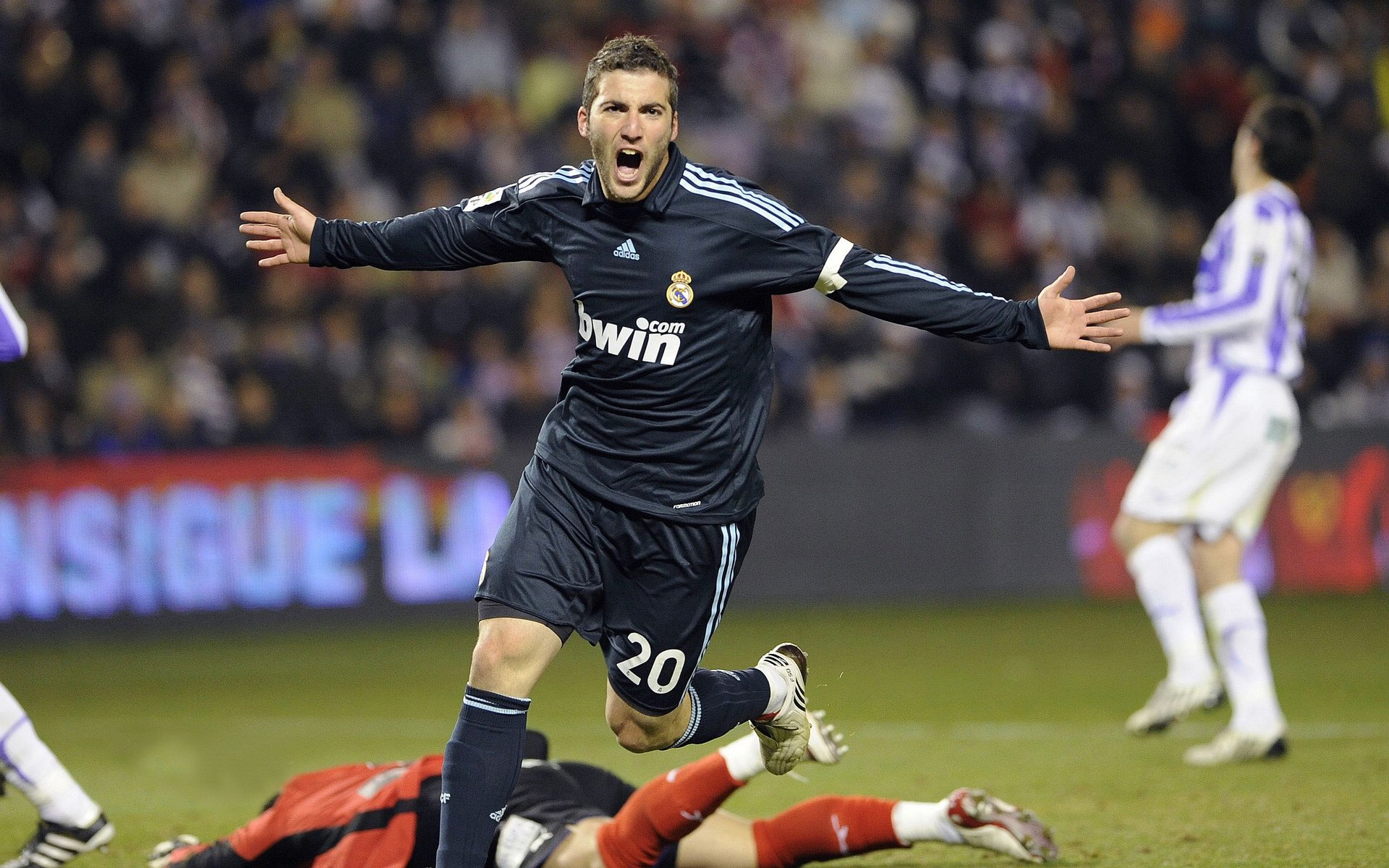 戈麦斯爆发引领荷兰风暴，马德里竞技遭遇闪电战