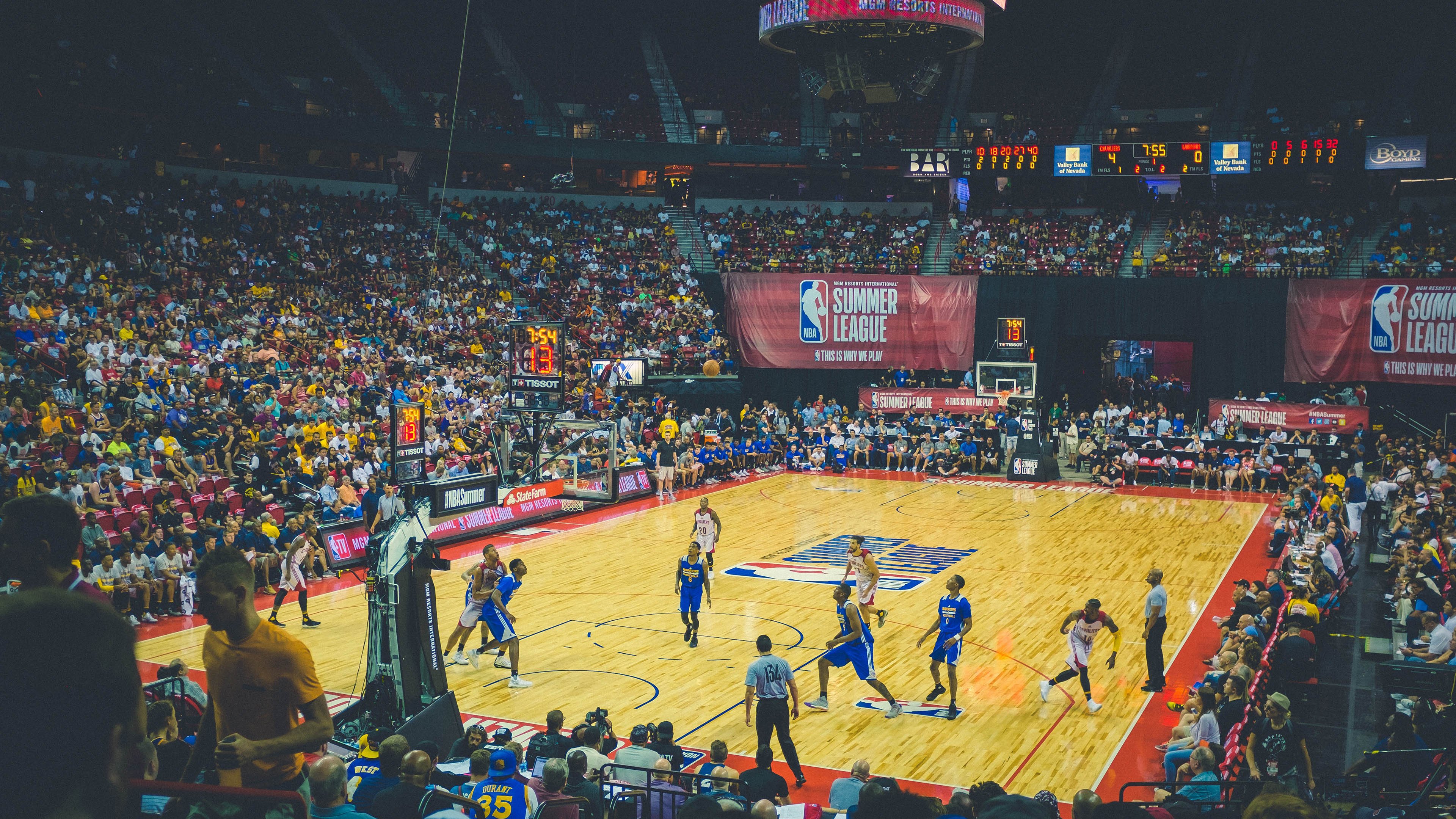 橙色风暴下的坚韧，范戴克领衔荷兰力克挪威，乌克兰的逆袭之路