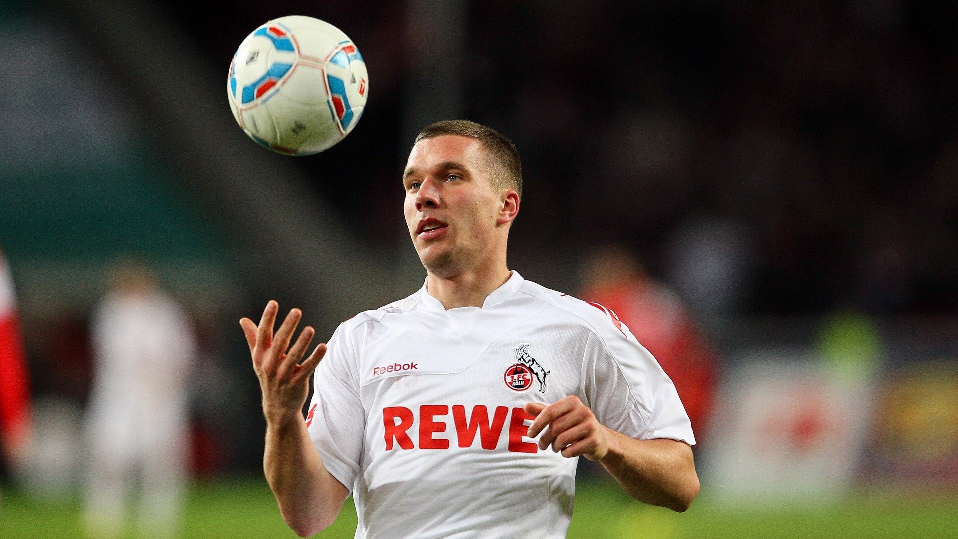 赛道与球场，当拉文在F1年度争冠接管比赛，黄蜂加时力克开拓者